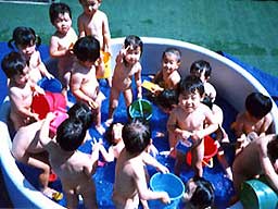 幼稚園 水遊び 裸 